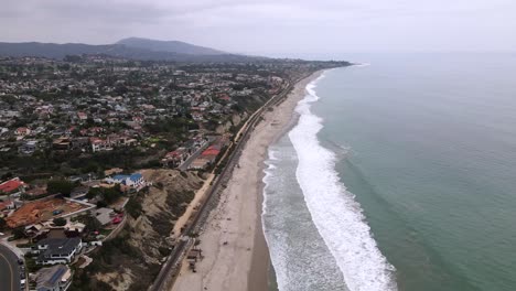Excellent-Aerial-View-Of-A-Beach-In-San-Clemente,-California-On-An-Overcast-Day