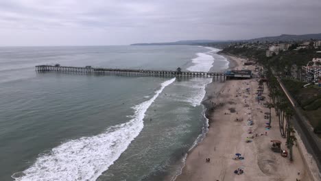 Ausgezeichnete-Luftaufnahme-Des-Piers-Und-Des-Strandes-In-San-Clemente,-Kalifornien-An-Einem-Bewölkten-Tag