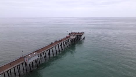 Excellent-Aerial-View-Of-The-Pier-In-San-Clemente,-California-On-An-Overcast-Day