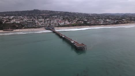 Excellent-Aerial-View-Of-A-Pier-And-Beach-In-San-Clemente,-California-On-An-Overcast-Day