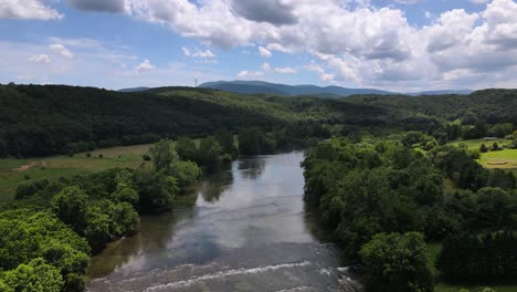 Ausgezeichnete-Luftaufnahme,-Die-Sich-über-Den-Shenandoah-River-In-Virginia-Bewegt