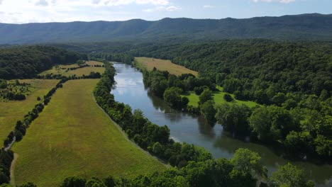 Excellent-Aerial-View-Of-The-Shenandoah-River-Valley-In-Virginia