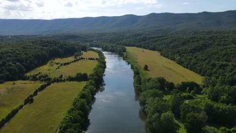 Ausgezeichnete-Luftaufnahme-Des-Shenandoah-River-Valley-In-Virginia