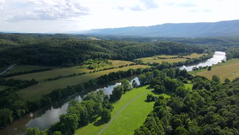 Excellent-Aerial-View-Moving-Along-The-Shenandoah-River-Valley-In-Virginia