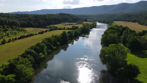Ausgezeichnete-Luftaufnahme,-Die-Das-Shenandoah-Flusstal-In-Virginia-Hinauffährt