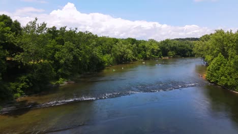 Hervorragende-Luftaufnahme-Von-Menschen,-Die-In-Flößen-Und-Schläuchen-Den-Shenandoah-River-In-Virginia-Hinunterfahren