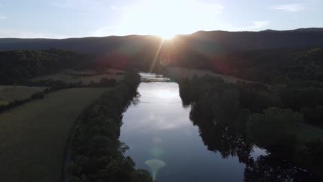 Hervorragende-Luftaufnahme-Des-Shenandoah-Flusses,-Wenn-Die-Sonne-In-Virginia-Untergeht