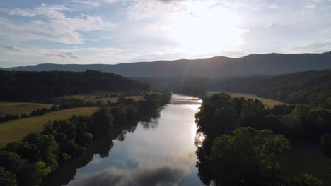Hervorragende-Luftaufnahme-Der-Sonne,-Die-über-Dem-Tal-Des-Shenandoah-Flusses-In-Virginia-Aufgeht