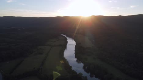 Hervorragende-Luftaufnahme-Des-Shenandoah-Flusses,-Wenn-Die-Sonne-In-Virginia-Untergeht