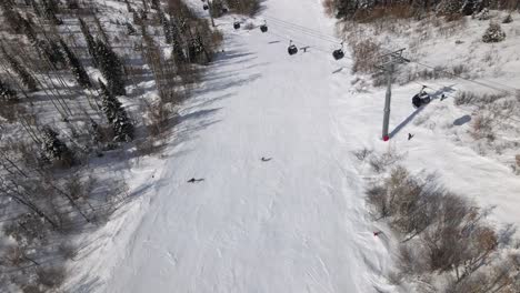 Ausgezeichnete-Luftaufnahme-Von-Skifahrern-Und-Dem-Skilift-In-Steamboat-Springs,-Colorado