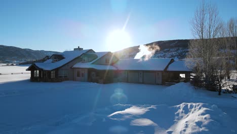 Ausgezeichnete-Luftaufnahme-Eines-Ranchhauses-In-Den-Winterlichen-Steamboat-Springs,-Colorado