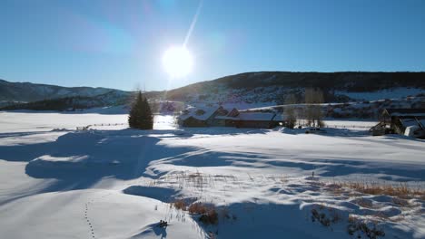 Ausgezeichnete-Luftaufnahme-Einer-Ranch-In-Den-Winterlichen-Steamboat-Springs,-Colorado