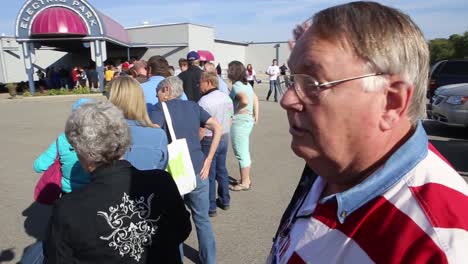 A-Crowd-Waiting-To-Get-Into-An-Iowa-Republican-Party-Campaign-Event-For-Us-Presidential-Candidate-Donald-Trump