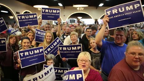 Trump-Anhänger-Tragen-Schilder-Bei-Einer-Wahlkampfveranstaltung-Der-Republikanischen-Partei-Für-Den-US-Präsidenten-Vor-Dem-Caucus-In-Iowa