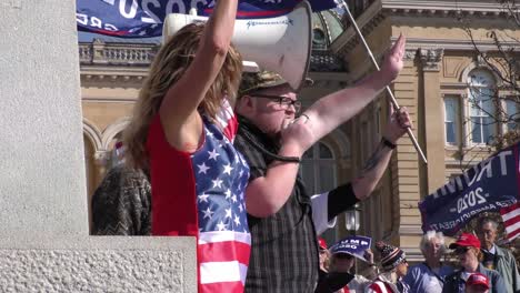 Trump-Unterstützer,-Darunter-Evangelikale-Für-Trump,-Veranstalten-Eine-Wahlkampfveranstaltung-Im-Gebäude-Der-Hauptstadt-Des-Bundesstaates-Iowa