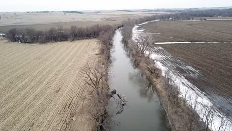 Winterzeit-Luftdrohnenvideo-Des-Skunk-River-Und-Des-Reichen-Landwirtschaftlichen-Ackerlandes-Rund-Um-Das-Ländliche-Lynnville,-Iowa