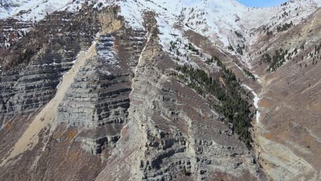 Ausgezeichnete-Luftaufnahme-Einer-Winterlichen-Bergkette