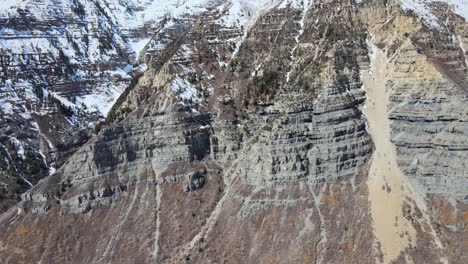 Ausgezeichnete-Luftaufnahme-Einer-Winterlichen-Bergkette-Mit-Pinien