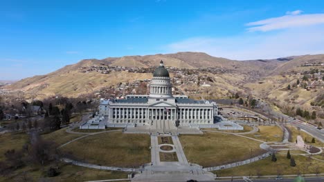 Ausgezeichnete-Luftaufnahme-Eines-State-Capitol-Building-In-Einer-Trockenen-Region