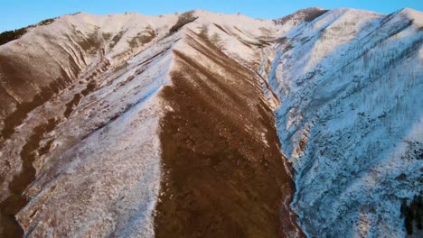 Ausgezeichnete-Luftaufnahme-Einer-Braunen,-Winterlichen-Bergkette
