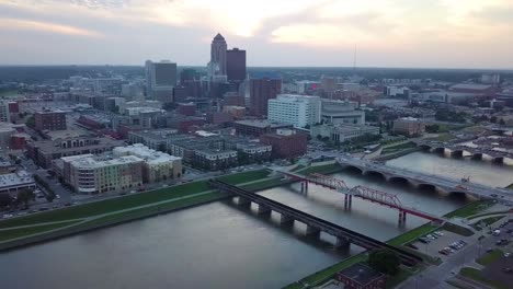 Aerial-Drone-Footage-Of-The-Des-Moines-River,-Bridges-And-Streets-And-High-Rise-Buildings-Of-Downtown-Des-Moines-Iowa
