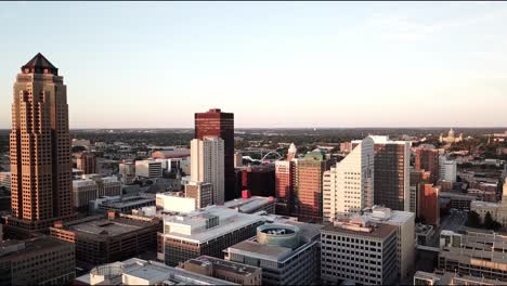 Aerial-Drone-Footage-At-Dusk-Of-The-Tall,-Highrise-Office-Buildings-In-The-State-Of-Iowa’S-Capital-City,-Des-Moines