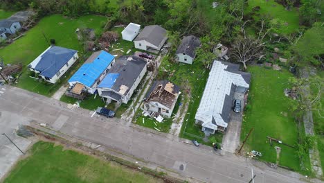 Imágenes-Aéreas-De-Drones-De-Vientos-Fuertes-Y-Daños-Por-Tormentas-De-Tornados-En-Casas-Residenciales-En-Un-Vecindario-En-Lake-Charles,-Luisiana