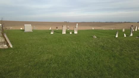 Drohnenaufnahmen-Aus-Der-Luft-Von-Den-Gräbern-Und-Grabsteinen-Auf-Einem-Kleinen,-Ländlichen-Friedhof-Inmitten-Der-Maisfelder-Im-Ländlichen-Iowa