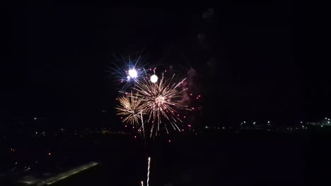 Die-Luftperspektive-Einer-Feuerwerksshow-Am-4.-Juli-Repräsentiert-Den-Patriotismus-In-Amerika