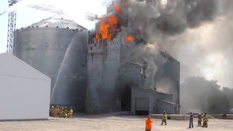 Ein-Großer-Industriebrand-In-Einem-Getreidesilo-Auf-Einer-Farm-In-Iowa