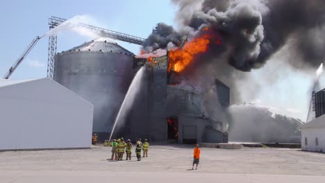 Un-Gran-Incendio-Industrial-En-Una-Instalación-De-Almacenamiento-De-Silos-De-Granos-En-Una-Granja-En-Iowa