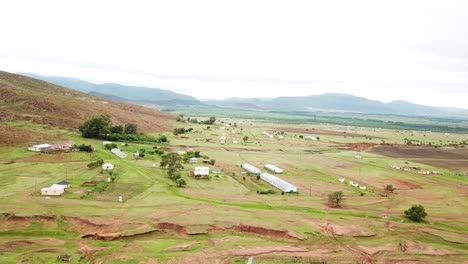 Antenne-über-Afrikanischem-Dorf-Und-Landschaft-In-Der-Südafrikanischen-Ostkap-Region-Bilatya