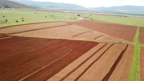 Antena-Sobre-Tractor-Trabajando-En-Campos-Agrícolas-En-La-Región-Del-Cabo-Oriental-De-Sudáfrica-De-Bilatya