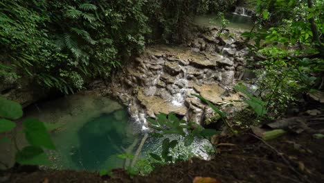Ausgezeichnete-Luftaufnahme-Von-Kleinen-Wasserfällen-Im-Chiapas-regenwald-Von-Mexiko,-Umgeben-Von-Viel-Grün