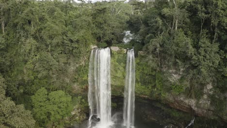 Ausgezeichnete-Luftaufnahme-Eines-Wasserfalls-Im-Chiapas-Regenwald-Von-Mexiko