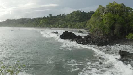 Ausgezeichnete-Luftaufnahme-Der-Küstenberge-In-Costa-Rica