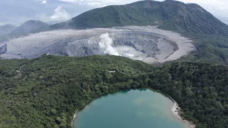 Excelente-Toma-Aérea-Del-Parque-Nacional-Volcán-Poas-En-Costa-Rica