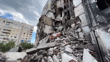 Los-Edificios-Son-Destruidos-Por-Ataques-Aéreos-Rusos-En-La-Región-Saltivka-De-Kharkiv,-Ucrania