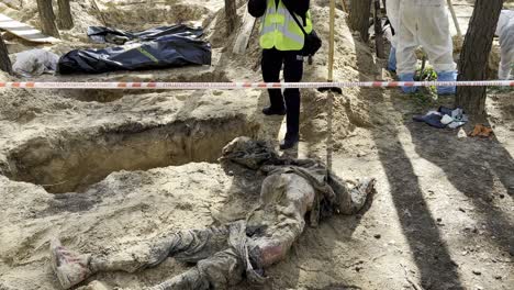 Ermittler-Von-Kriegsverbrechen-Exhumieren-Leichen-Und-Dokumentieren-Beweise-Aus-Massengräbern-In-Izium,-Ukraine,-Nach-Der-Befreiung-Der-Region-Von-Der-Russischen-Besatzung