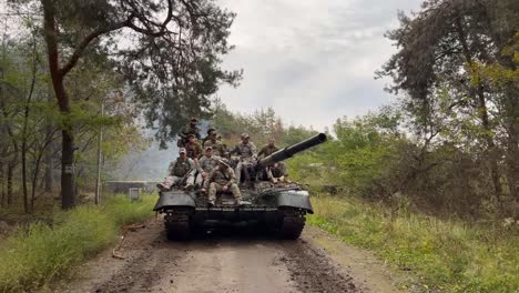 Ukrainische-Truppen-Reiten-An-Der-Vorderseite-Des-Panzers-Während-Der-Großen-Kriegsoffensive-Im-Gebiet-Kupjansk,-Die-Gewinne-Gegen-Die-Russischen-Besatzer-Erzielte