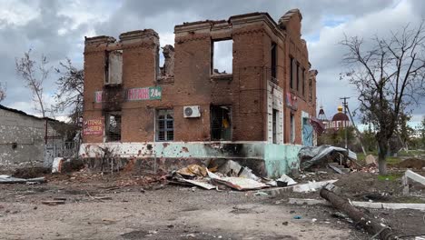 Zerstörte-Gebäude-In-Der-Stadt-Drobysheve-In-Der-Ostukraine,-In-Der-Nähe-Von-Lyman-Zeigen-Die-Zerstörung-Des-Krieges-Während-Der-Gegenoffensive-In-Der-Ukraine