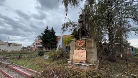 Destroyed-War-Memorial-In-The-Town-Of-Drobysheve-In-Eastern-Ukraine,-Near-Lyman-Show-The-Destruction-Of-War-During-The-Counteroffensive-In-Ukraine