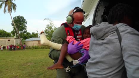 US-Küstenwache-Hubschrauber-Medevacs-Opfer-In-Haiti-Humanitäre-Hilfe-Nach-Einem-72-Erdbeben-Dort