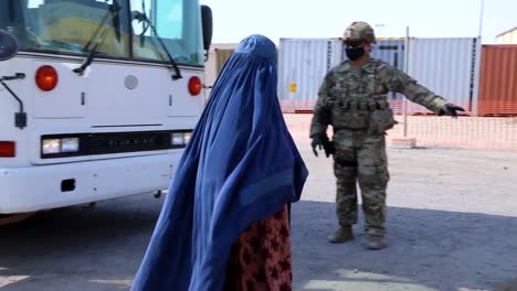 Los-Refugiados-Afganos-Llegan-A-Un-Lugar-Seguro-Y-Son-Llevados-A-Los-Aviones-Por-Soldados-Estadounidenses-En-El-Aeropuerto-Hamid-Karzai-Durante-El-Esfuerzo-De-Evacuación-Masiva-De-Afganistán.