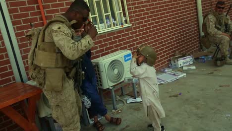 Süße-Afghanische-Kinder-Interagieren-Mit-Uns-Soldaten,-Während-Amerika-Sich-Darauf-Vorbereitet,-Afghanistan-Zu-Evakuieren