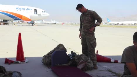 Los-Refugiados-Afganos-Son-Conducidos-A-Aviones-Por-Soldados-Estadounidenses-En-El-Aeropuerto-Hamid-Karzai-Durante-El-Esfuerzo-De-Evacuación-Masiva-De-Afganistán
