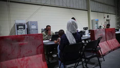 Us-armeesoldaten-Begrüßen-Und-Unterstützen-Afghanische-Evakuierte,-Die-Im-Lager-As-Sayliyah,-Katar,-Ankommen