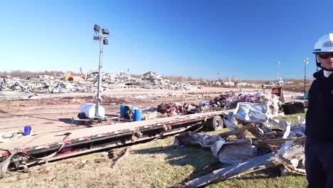 Rettungskräfte-Durchsuchen-Trümmer-Der-Mayfield-Kerzenfabrik-Für-Konsumgüter,-Nachdem-Sie-Während-Eines-Massiven-Tornados-In-Kentucky-Zerstört-Wurde