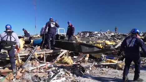 Rettungskräfte-Durchsuchen-Trümmer-Der-Mayfield-Kerzenfabrik-Für-Konsumgüter,-Nachdem-Sie-Während-Eines-Massiven-Tornados-In-Kentucky-Zerstört-Wurde