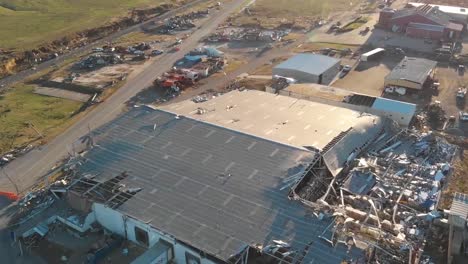 Schockierende-Antenne-über-Einer-Zerstörten-Fabrik-In-Der-Stadt-Mayfield,-Kentucky,-Nach-Einem-Verheerenden-Tornado